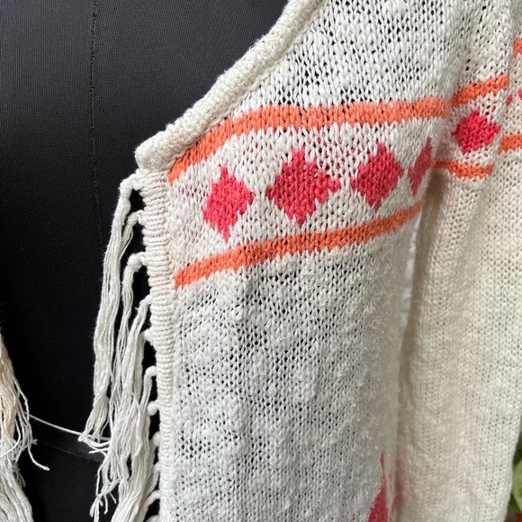 SOLD ❌ White Knit Boho Shrug - Picture 3 of 3